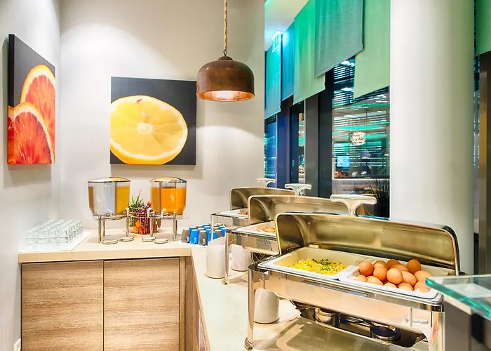 Отель Leonardo City South