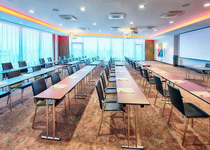 Отель Leonardo City South 4*