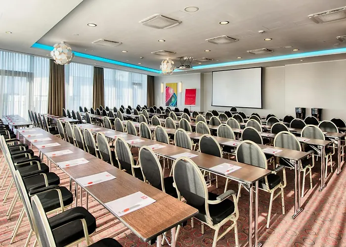 Leonardo South מלון